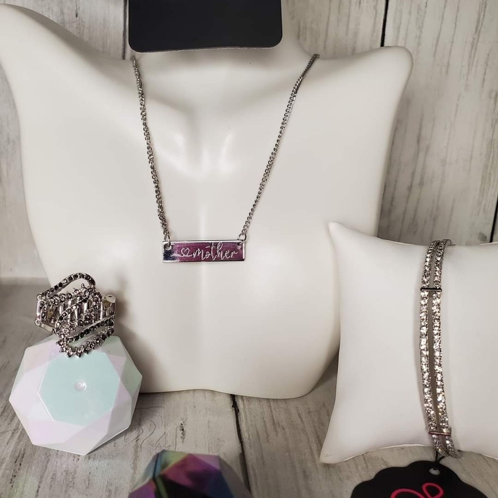 Paparazzi jewerly. Each item shown is ONLY $5
